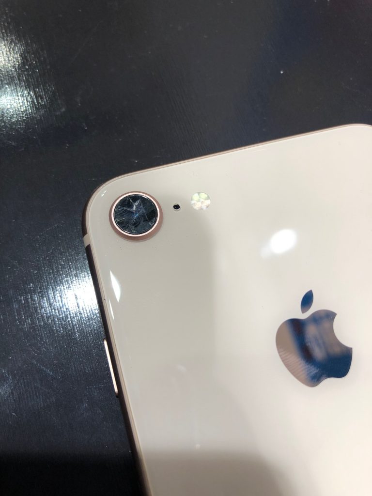 iPhone8のカメラのレンズが割れてうっすらと黒い影と白い筋が(>_